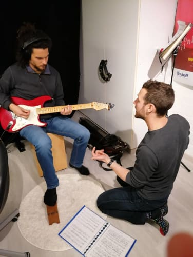 Aldo und Denis optimieren die Gitarrenstimme.