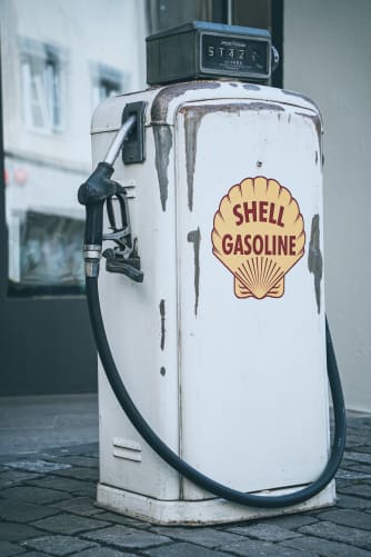 Recycelte Zapfsäule vor dem Shop