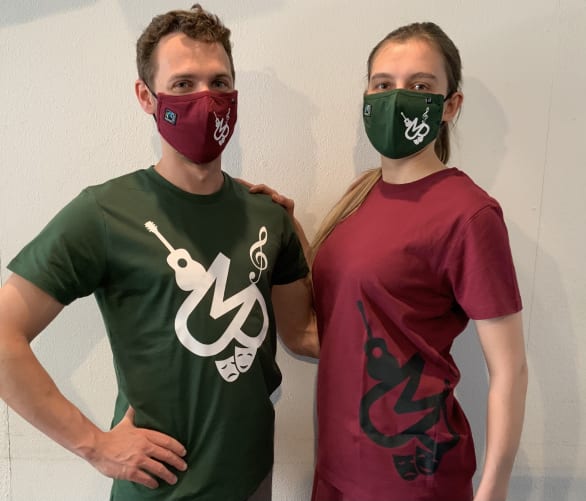 Corina und Denis präsentieren die neuen T-Shirts und Masken.