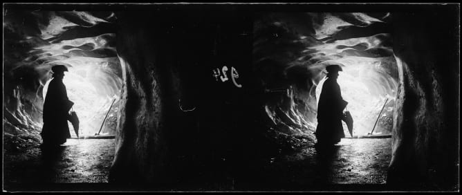 Maman dans la grotte du glacier du Morteratsch, 14 sept. 1903, image stéréoscopique originale sur plaque de verre (45x107mm), appreil photo: vérascope Richard