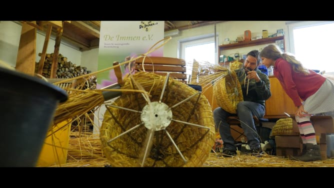 In Ostfriesland, Manfred Süssen teaches bee lovers how to build a Sun Hive (Weissenseifener Hängekorb)