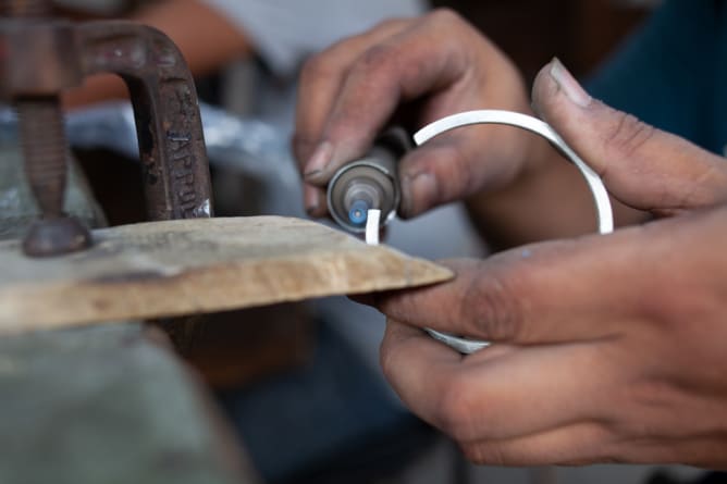 Prise de vue de l'atelier de joaillerie à Katmandou.