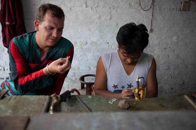 Prise de vue de l'atelier de joaillerie à Katmandou.