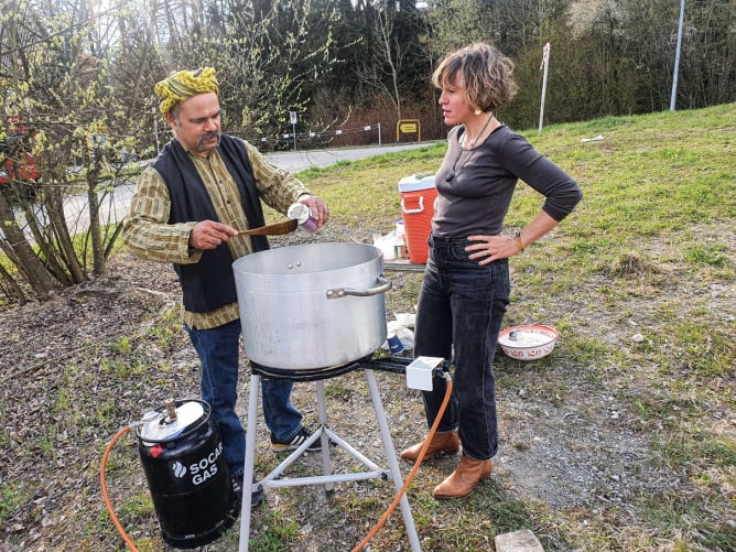 Cooking a meal for the guests as a gesture of thanks for their help in building and installing ’The Edifice’ on 21. Apr. Photo: Andreas Weber