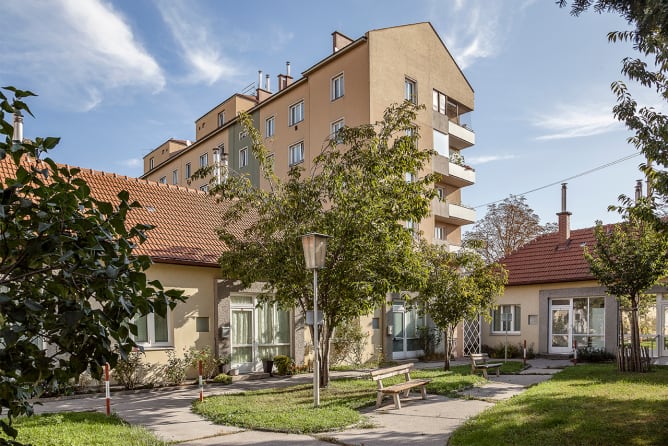 Wohneinheiten für ältere Menschen und Menschen mit Behinderung, Gemeindebau Boschstraße 24, erbaut 1953-1956.