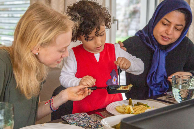 Khatere und Ihre Tochter probieren Raclette