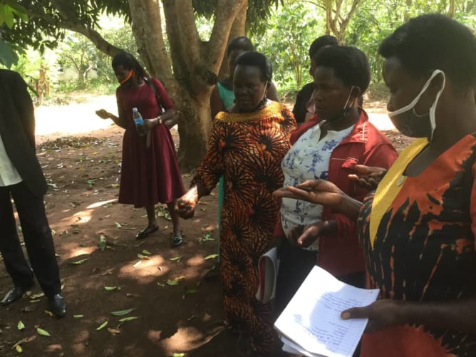 Begutachtung des Bodens auf der einzigen Demeter-Farm in Uganda.