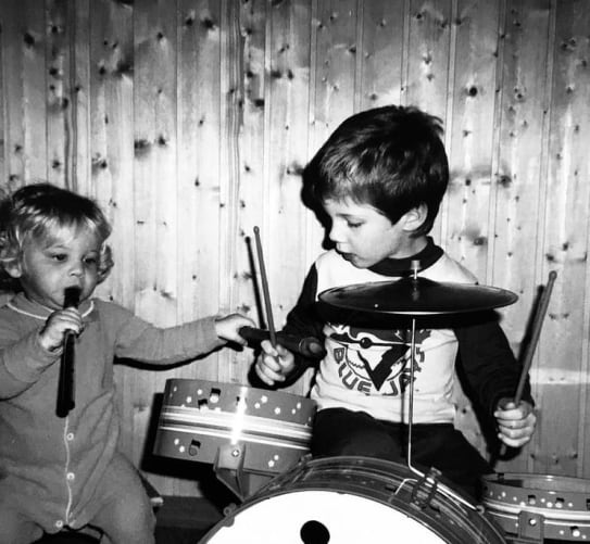 mein Bruder und ich in jungen Jahren. Er an der Flöte und ich Schlagzeug. Später nahm ich mehrere Jahr Unterricht im Konservatorium in meiner Heimatstadt Biel.