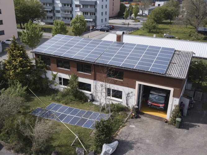 100% CO2-neutral. Wir setzen unsere Vision konsequent um. Deshalb haben wir ein 16kWp Solaranlage auf unserem Wohn und Betriebsgebäude installiert, welche 8x mehr Energie produziert als wir verbrauchen. Geheizt wird mit einem selbst konstruierten Holzspeicherofen. 