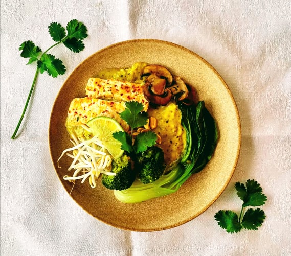 Malaysischer Tofu an einer Kurkuma-Ingwersauce