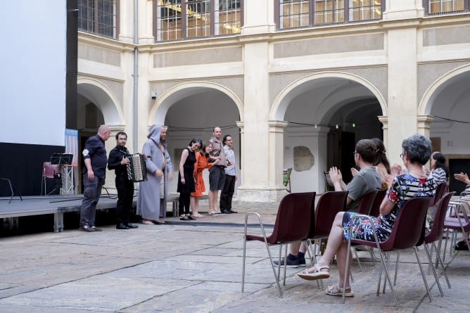 Das ganze Team von «Schwere-Leichtigkeit» im Lesliehof