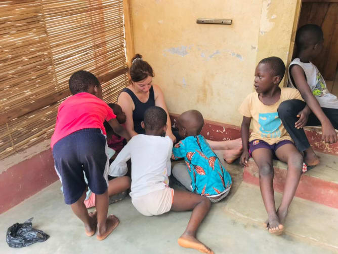 Lise partageant un moment de jeu avec les enfants du quartier de CED