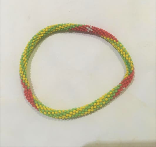 Contrepartie (100 CHF) : Un lot de trois bracelets en perles tissés au Togo