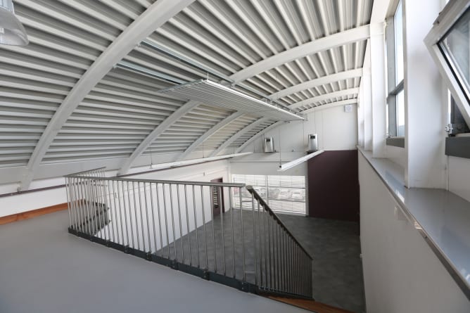 Une mezzanine surplombe la salle pour les cours de souplesse et de renforcement.