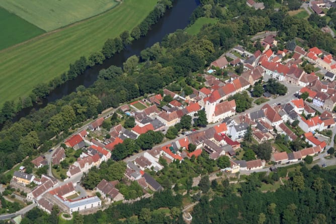 Drosendorf_Luftbild- unser Haus ganz unten links vom Turm