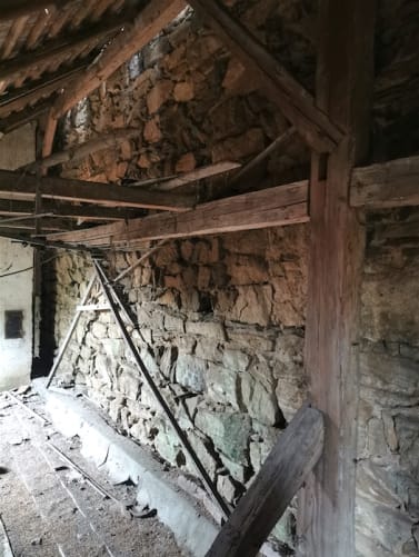 Drosendorf Dachstuhl mit historischer Stadtmauer als Hausrückwand