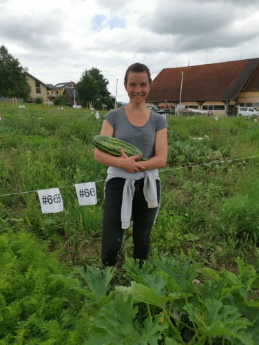 Stolze Sarah mit einer Riesenzucchetti