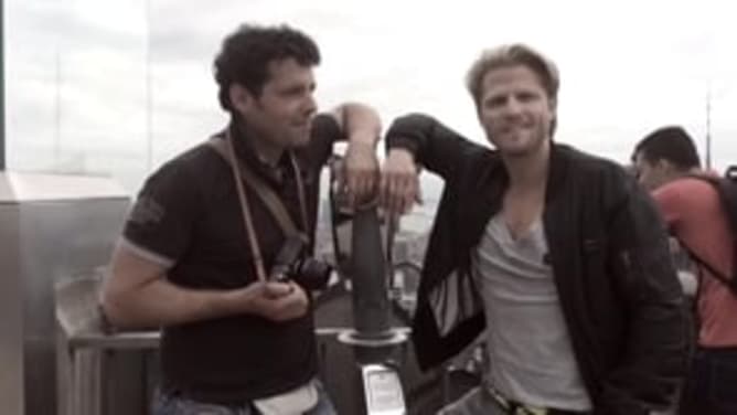 PAUL JANKE dankt Thomas Biasotto auf dem Top of the Rock in NYC