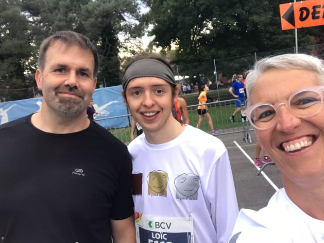 Loïc, serein, au départ de la course, entouré de Valérie et Sacha ! 