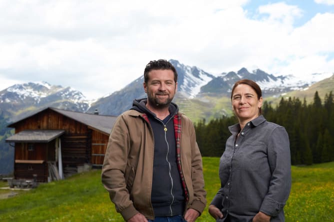 Jann M. Hoffmann und Esther Kern auf der Alp in Davos.