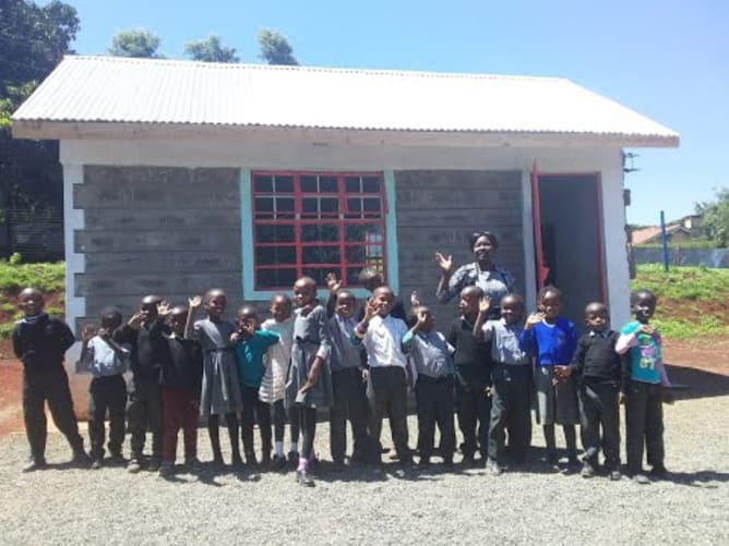 Schulbau in Ngong, Kenia / Building a School in Ngong, Kenya