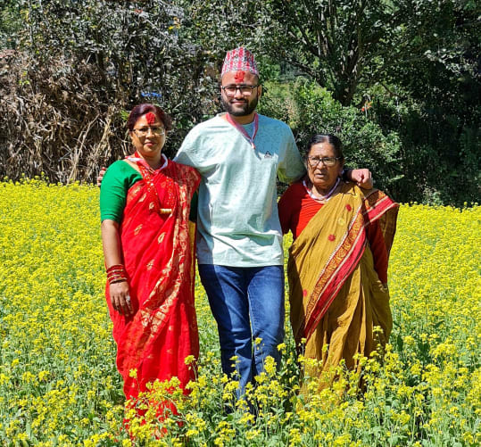 Prajjwal, sa maman et sa grand-maman dans le champ de moutarde devant la maison (10.21)