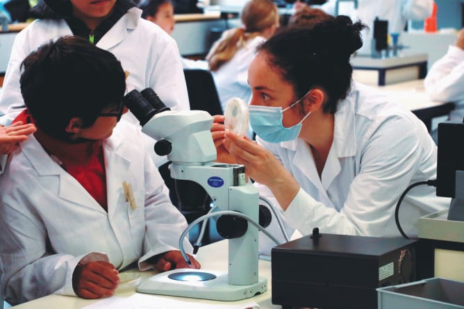 Between amazement and wonder, the pupils were able to live in the daily life of a microbiologist, to slip into a lab coat and to confront themselves with microbes.