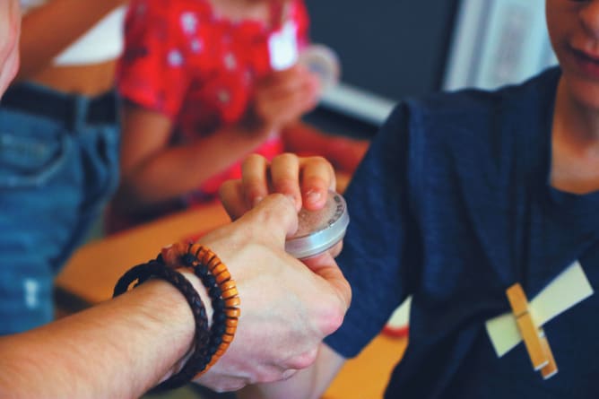 La relation entre enfants et étudiant.e.s est au coeur de notre projet. La transmission des connaissances scientifiques peut revêtir plusieurs formes, que ce soit par le jeu ou via une simple boîte de Petri.