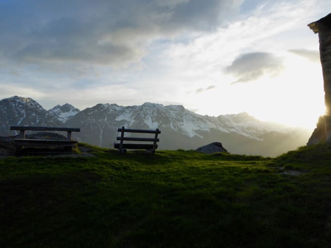  auf Naturholzbänken in San Romerio