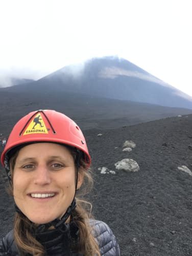 Aventurière de l’extrême: ici sur le cratère de l’Etna.