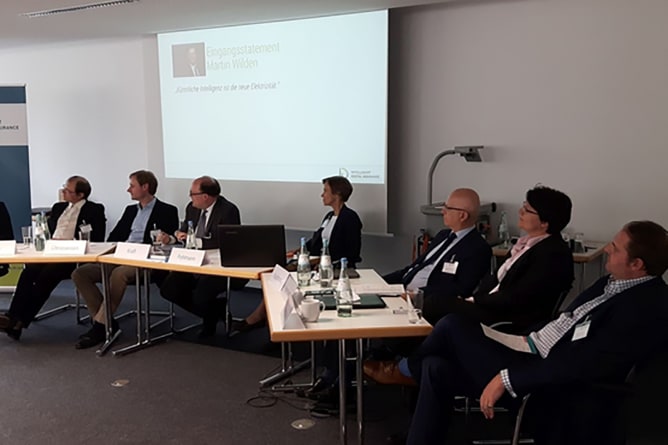 01-Tischbarriere und passive Körperhaltungen, https://www.jura.uni-muenster.de/de/fakultaet/fakultaetsnahe-einrichtungen/forschungsstelle-fuer-versicherungswesen/veranstaltungen/paneldiskussion-kuenstliche-intelligenz-ki-in-der-versicherung/paneldiskussion-ki-in-der-versicherung-1/