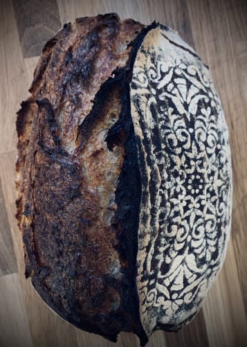 Dunkel gebackenes Sauerteigbrot mit tief aromatischer Kruste 