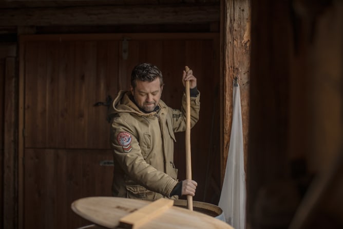 Jann auf der Alp bei der Shoyu-Zubereitung (Foto: Tina Sturzenegger)