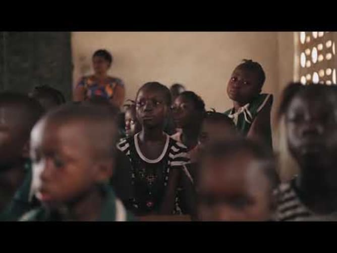 Maayeefashion stellt die Schülerinnen der DEC-Grundschule in Masheri Poto in Sierra Leone vor