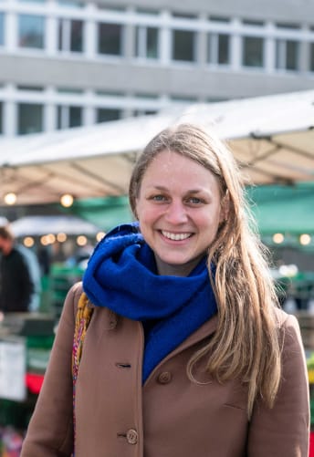 Marktführung mit Laura Schälchli auf dem Helvetiaplatz am 3. Dezember, bisch debii? (Fotografie: Georges Eberle)