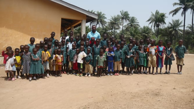 our founder Akim and the pupils from DEC primary school in Sierra Leone