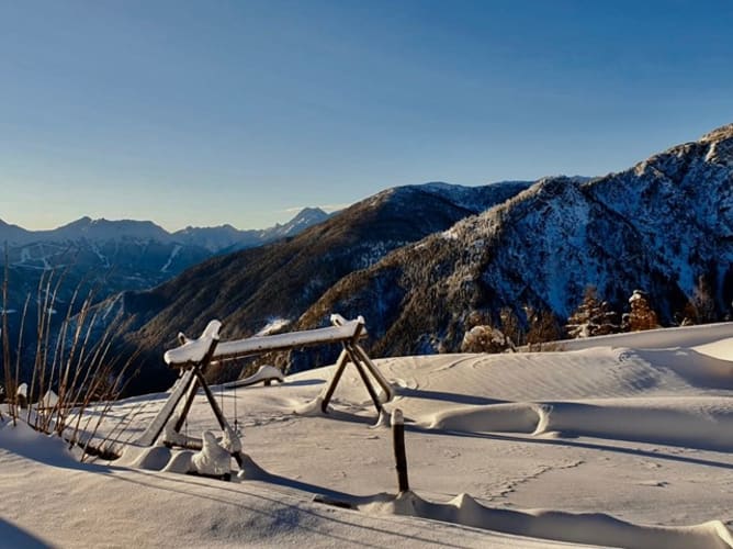 Unten der Schneedecke, da wo die Schaukel steht, sollen die zwei grossen Tanks unserer Bio-Kläranlage platziert werden.