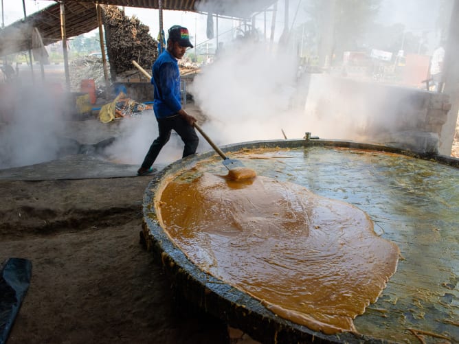 Eindicken des Zuckerrohrsaftes, Jaggery, Gud