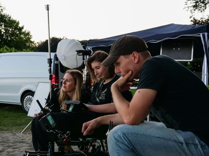 Caro, la scripte, Johanna, l'assistante caméra, et Ben le directeur photo concentrés durant une prise
