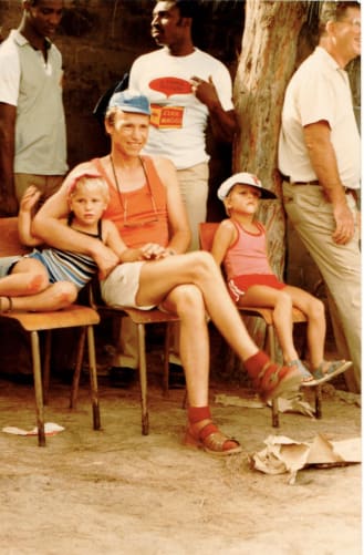 Mein Bruder (links) mit meinem Vater und mir an einem Fussballmatch in Abidjan.