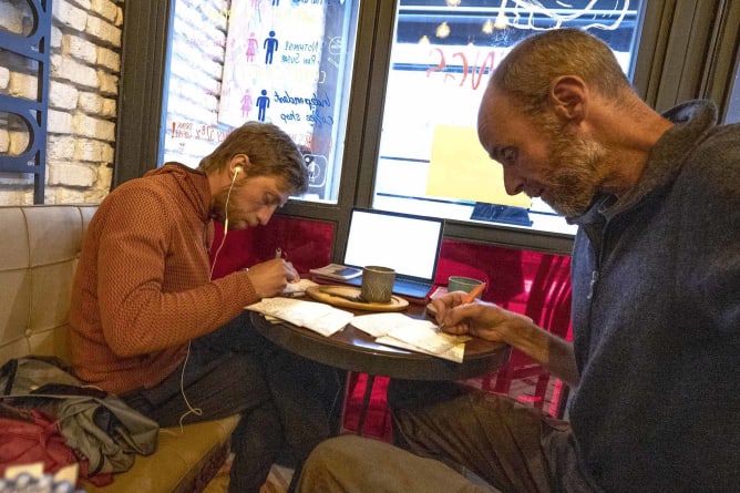 Florian und Martin schreiben fleissig Postkarten und trinken Kaffee in Istanbul.