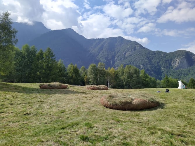 Helikopternetze mit Heu und Material bereit für den Transport ins Tal...