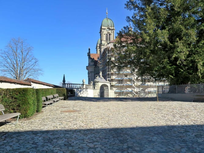 Seitenansicht des Klosters Einsiedeln