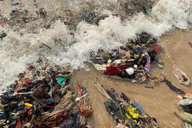 I vestiti gettati inquinano l'oceano