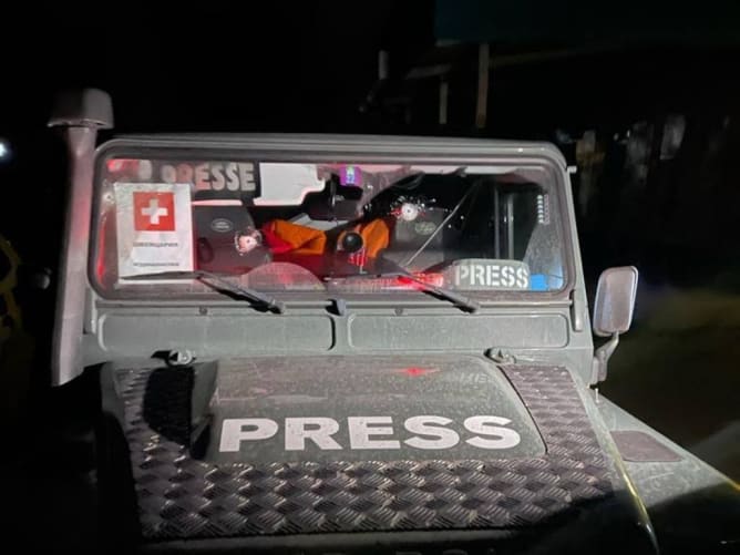 La voiture du photoreporter suisse Guillaume Briquet après avoir essuyé des tirs russes le 6 mars dans la région de Mykolaiv (Crédit: Maria Chrona)