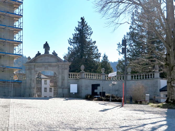 02 Kloster Einsiedeln: Tor vom Klosterplatz aus gesehen