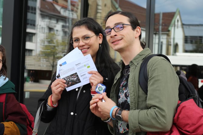 Crista (Honduras) und Diego (Costa Rica) auf der Schatzsuche in Fribourg. 