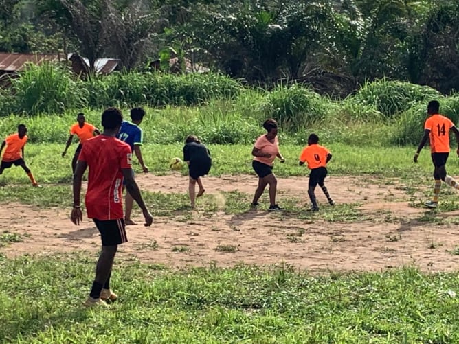 Das Fussballspiel gegen die Kinder/ The football game against the children/  Le match de football contre les enfants