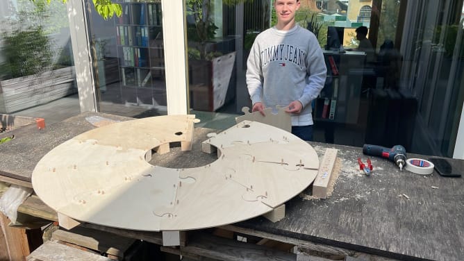 Riesige Puzzleteile aus Holz bilden das Fundament der DROPINA