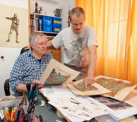 Sam (à droite) et Gerry en train d'élaborer le scénario